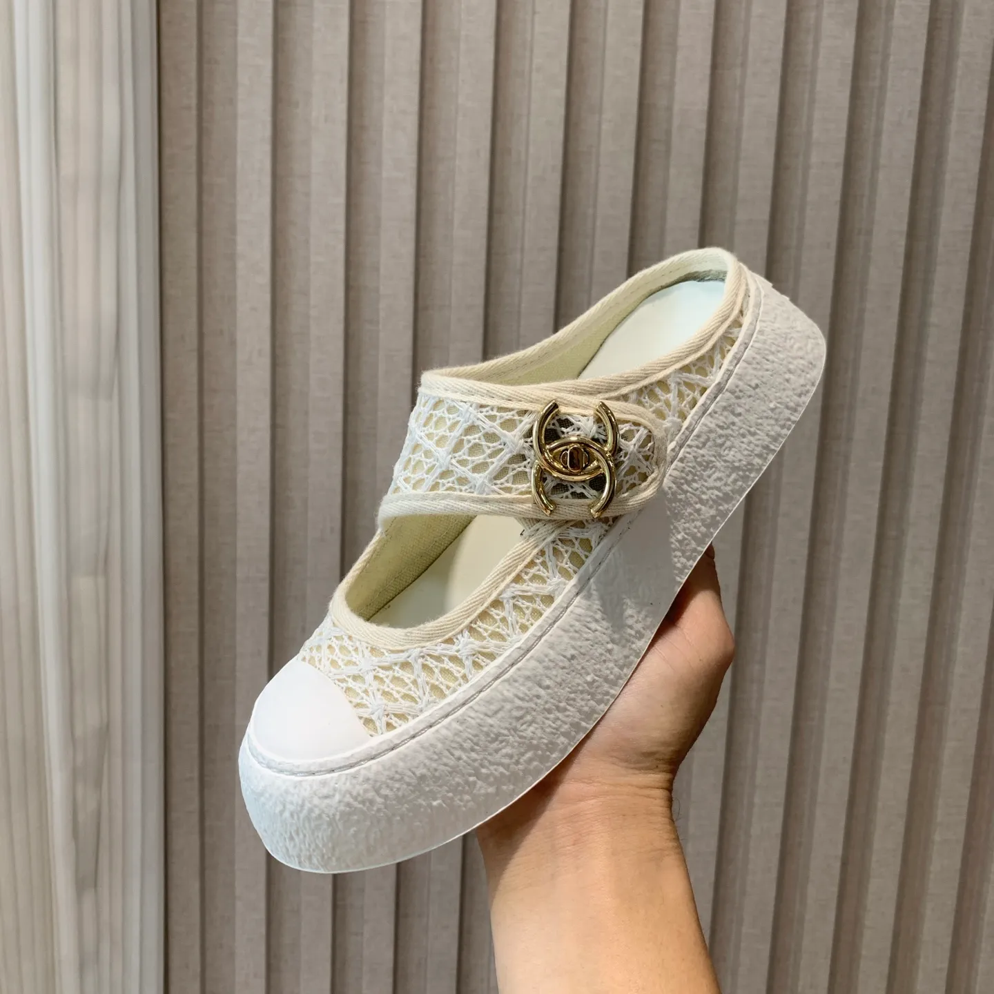 👟👟Ex-factory price 540👟👟 🍀Chanel Chanel 24P Xiaoxiang's latest hot style big-toe shoes, doll shoes, casual sports shoes, white shoes, loafers Xiaoxiang's big-toe shoes this season are cool and cute. The toe and lace surface are eye-catching. The sense of elegance in casual is overwhelming. The classic design with metal round buckle is particularly eye-catching. The flat design is extremely comfortable. Daily matching, a must-have tool for looking cool when going out on the street. Fabric: original customized lace + special materials. Lining: original cloth. Foot pads: sheepskin. Sole: original molded non-slip TPU outsole. Bottom thickness: 3.5CM. Size: 35-41 (customized for 40 and 41) 👉